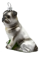 Ein Mops Christbaumanhänger in leuchtendem Beige - ein bezaubernder Blickfang auf jedem Weihnachtsbaum.